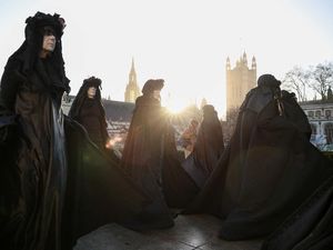 Extinction Rebellion Gelar Aksi Teatrikal Iklim di Westminster