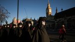 Extinction Rebellion Gelar Aksi Teatrikal Iklim di Westminster