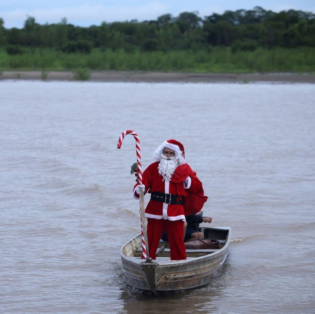 Sinterklas Menyusuri Sungai Amazon, Antar Hadiah Natal ke Pedalaman Brasil