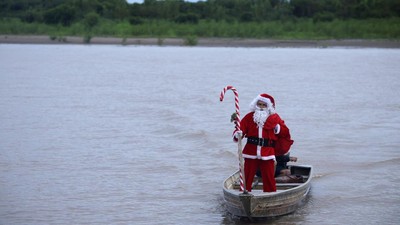 Sinterklas Menyusuri Sungai Amazon, Antar Hadiah Natal ke Pedalaman Brasil