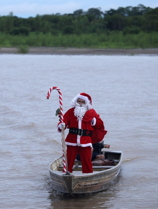 Sinterklas Menyusuri Sungai Amazon, Antar Hadiah Natal ke Pedalaman Brasil