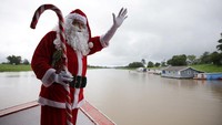 Kegiatan ini dilakukan menjelang Natal, ketika relawan menyusuri desa-desa di sepanjang Sungai Amazon untuk menjangkau keluarga yang sulit diakses lewat jalur darat. REUTERS/Bruno Kelly