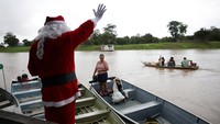 Relawan menggunakan perahu kecil dan kapal sungai untuk mengangkut hadiah, menyesuaikan dengan kondisi geografis dan akses terbatas di kawasan Amazon.  REUTERS/Bruno Kelly
