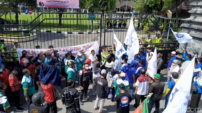 Buruh Demak Demo Minta Kenaikan Nilai Alfa di Atas 0,7, Ini Alasannya