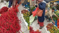 Hasil panen cabe yang menumpuk membuat harga jual-beli nya menurun drastis. Seperti yang dialami seorang penjual sayuran satu ini, ia menjualnya seharga Rp 14.000 per kilogram. Ini membuat seorang influencer asal Medan tergerak membeli seharga cabe di Medan, yaitu Rp 100.000 per kilogram. Foto: Instagram @irwandiferry @kitabisacom @_rumahtani