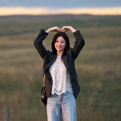 9 Foto Terbaru Kim Seon Ho-Go Youn Jung di Can This Love Be Translated?