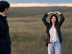 9 Foto Terbaru Kim Seon Ho-Go Youn Jung di Can This Love Be Translated?