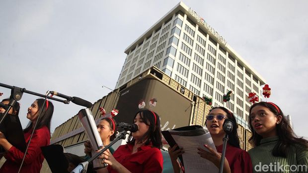 Peserta menyanyikan lagu Natal saat mengikuti Christmas Carol di persimpangan Sarinah, Jakarta, Senin (22/12/2025), sebagai bagian dari rangkaian perayaan Natal 2025.