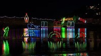 Di desa nelayan, Mousehole di Cornwall, dekorasi natalnya selalu berbentuk tampilan lampu yang menawan. Namun, di natal ini Jordana menilai tampilannya sedikit kacau. Tampilannya dirasa kurang maksimal karena tidak mempunyai tema dan antar satu bentuk lampu dengan yang lainnya tidak seiras. Lampu berbentuk kepala naga tiba-tiba muncul di tengah lampu berbentuk perahu. Hal itu benar-benar tidak menunjukkan tampilan natal yang magis. Foto: Alamy Stock Photo via Daily Mail