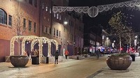 Hiasan lampu natal di Scarborough dinilai kurang niat. Jordana mengatakan bahwa dekorasinya sangat mengecewakan. Lampu natal seharusnya bisa menciptakan suasana meriah dan menggembirakan. Namun, dekorasi yang terpasang di kawasan itu terkesan sebagai dekorasi yang tidak rampung. . Foto: Daily Mail