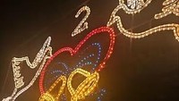 Sebuah desa di Cornwall barat, Angarrack juga dinilai mempunyai hiasan natal yang kuno. Dekorasinya terlalu sederhana dan dinilai kurang bereksperimen. Jordana menilai bahwa dekorasi itu tata letaknya kurang mengesankan. Terdapat banyak celah gelap karena desainnya juga sangat konvensional. Hiasan itu hanya terlihat seperti serangkaian lampu yang kurang meriah. Foto: martin_rum_coke Tiktok via Daily Mail