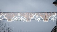 Hiasan natal di Tiverton, Devon juga terlihat biasa saja. Jordana berpendapat bahwa desain dekorasi lampunya terlihat seperti jemuran baju yang digantung. Bentuk bintangnya juga aneh. Eksekusi dari dekorasi ini kurang maksimal, sehingga tidak ada semarak natal yang terlihat di dalamnya. Foto: William Dax via Daily Mail