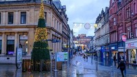Pohon natal di persimpanagan High Street dan Stow Hill juga dinilai sangat sederhana untuk ukuran kawasan yang terkenal. Dekorasi lampunya terlihat tidak punya pola yang jelas. Jordana juga menilai dekorasinya kurang imajinatif. Foto: Mark Lewis