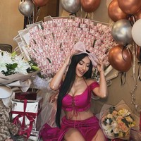 Dalam perayaan tersebut, Denada tampil seksi dengan busana bernuansa merah muda yang feminin. Rambut panjang hitamnya dibiarkan tergerai, melengkapi penampilannya yang tampak ceria dan penuh kebahagiaan. Dekorasi ruangan meriah dengan balon-balon berwarna emas, perak, dan cokelat yang menghiasi sudut ruangan. Foto: Instagram/@denadaindonesia