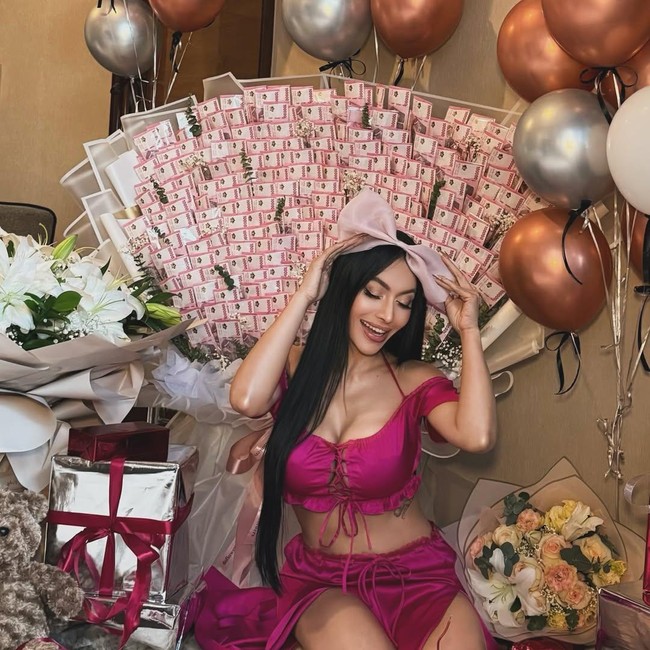 Denada Rayakan Ultah ke-47, Hadiah Mewah Bikin Salfok