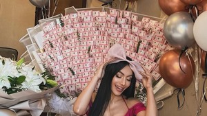 Denada tampil ceria di ulang tahun ke-47 dengan latar buket uang raksasa yang langsung mencuri perhatian. Foto: Instagram/@denadaindonesia