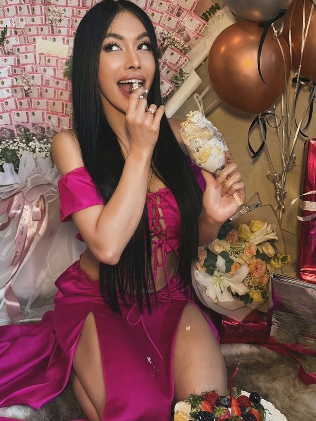 Denada juga memamerkan momen emosional saat menutup wajahnya dengan kedua tangan, seolah terharu dengan kejutan yang ia terima. Cincin berlian itu kembali terlihat jelas di jari manisnya, memperkuat dugaan bahwa hadiah tersebut memiliki makna khusus. Foto: Instagram/@denadaindonesia