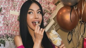 Busana merah muda dan rambut tergerai membuat Denada tampil seksi sekaligus elegan. Foto: Instagram/@denadaindonesia