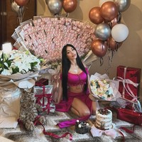 Momen Denada Ultah ke-47, Foto dengan Buket Uang Raksasa dan Cincin Berlian