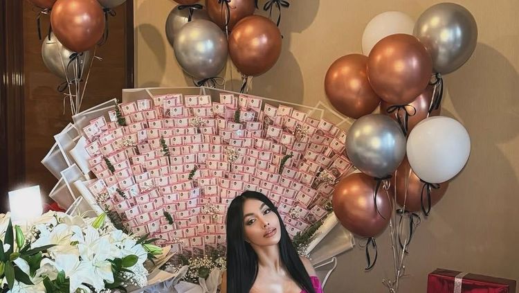 Momen Denada Ultah ke-47, Foto dengan Buket Uang Raksasa dan Cincin Berlian