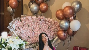 Momen Denada Ultah ke-47, Foto dengan Buket Uang Raksasa dan Cincin Berlian