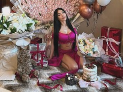 Momen Denada Ultah ke-47, Foto dengan Buket Uang Raksasa dan Cincin Berlian