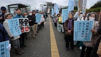 Sejumlah pengunjuk rasa terlihat berkumpul di sekitar gedung pemerintahan Prefektur Niigata menjelang sidang majelis prefektur. Mereka menyuarakan kekhawatiran terhadap aspek keselamatan dan dampak lingkungan jika PLTN milik Tokyo Electric Power Company (TEPCO) itu kembali dioperasikan. REUTERS/Issei Kato