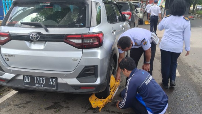 20 Mobil Parkir Sembarangan di Riburane-Ahmad Yani Makassar Digembok Dishub