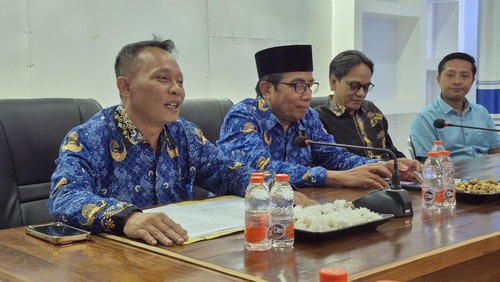 Diskusi akhir tahun bersama Kepala Dinas Kominfo KSB Abdul Muis dan Kepala Dinas PU Sahril dan perwakilan Dinas Pariwisata, Senin (22/12/2025). (Ahmad Viqi/detikBali)