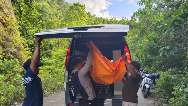 Evakuasi mayat wanita dalam kondisi hangus dan membusuk di bawah jembatan Kota Baubau.