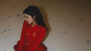 Tangis haru Freya pecah ketika menerima tongkat estafet kepemimpinan di depan ribuan Wota. Foto: Instagram Freya Jayawardana