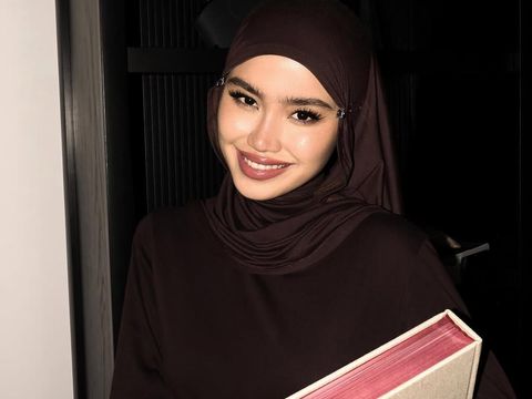Gaya hijab pashmina cokelat tua jadi tren hijab sepanjang 2025.