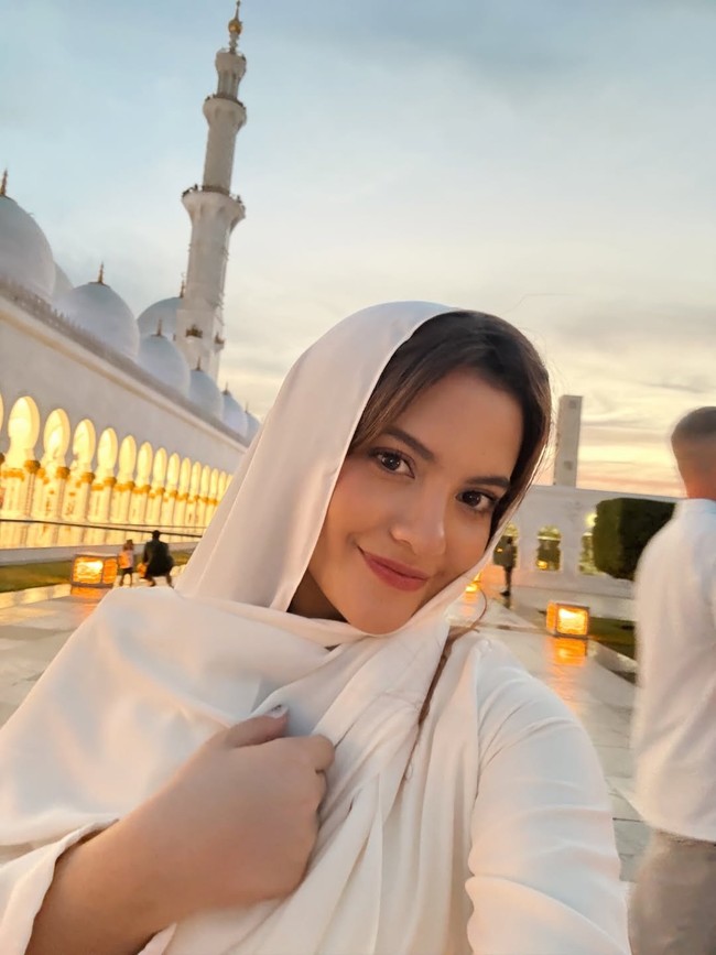 Marsha Aruan membagikan foto saat liburan ke Abu Dhabi yang mebuat warganet heboh di media sosial. Pasalnya, ia memilih salah satu wisata religi terkenal yang menuai perbincangan warganet. Foto: Dok. Instagram @aruanmarsha.