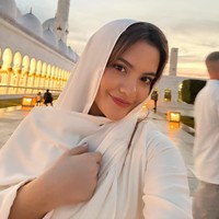 7 Gaya Marsha Aruan Pakai Kerudung di Masjid Sheikh Zayed, Dikira Mualaf