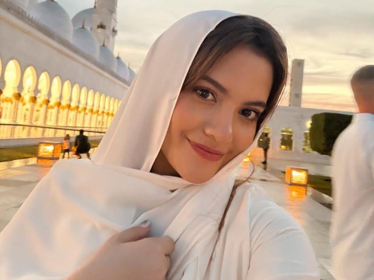 7 Gaya Marsha Aruan Pakai Kerudung di Masjid Sheikh Zayed, Dikira Mualaf