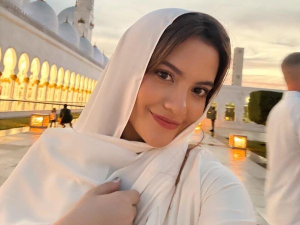7 Gaya Marsha Aruan Pakai Kerudung di Masjid Sheikh Zayed, Dikira Mualaf