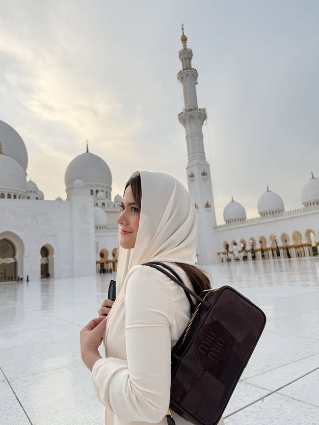 Pemain film Garuda di Dadaku ini terlihat memesona namun tetap menghormati aturan tempat ibadah dengan memakai dress dan kerudung. Foto: Dok. Instagram @aruanmarsha.