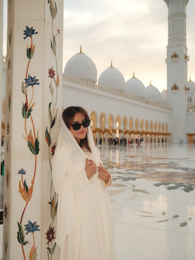Dalam postingan terbaru, Marsha Aruan mengunjungi Masjid Agung Sheikh Zayed dengan memakai kerudung dan dress serba putih. Foto: Dok. Instagram @aruanmarsha.