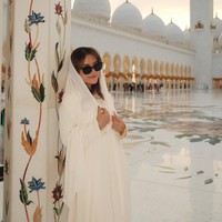 Dalam postingan terbaru, Marsha Aruan mengunjungi Masjid Agung Sheikh Zayed dengan memakai kerudung dan dress serba putih. Foto: Dok. Instagram @aruanmarsha.