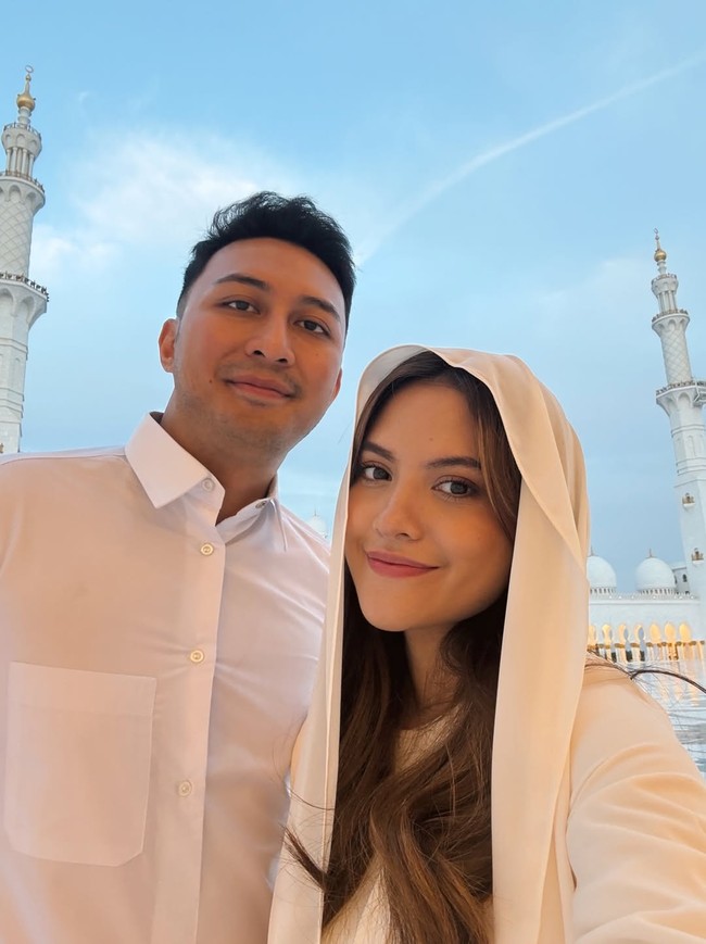 Menunjukkan kebersamaan bersama pria yang bernama Tommy, Marsha terlihat serasi mengenakan busana serba putih yang memberikan kesan santun saat berpose di latar megahnya menara masjid. Foto: Dok. Instagram @aruanmarsha.