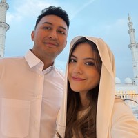 Menunjukkan kebersamaan bersama pria yang bernama Tommy, Marsha terlihat serasi mengenakan busana serba putih yang memberikan kesan santun saat berpose di latar megahnya menara masjid. Foto: Dok. Instagram @aruanmarsha.