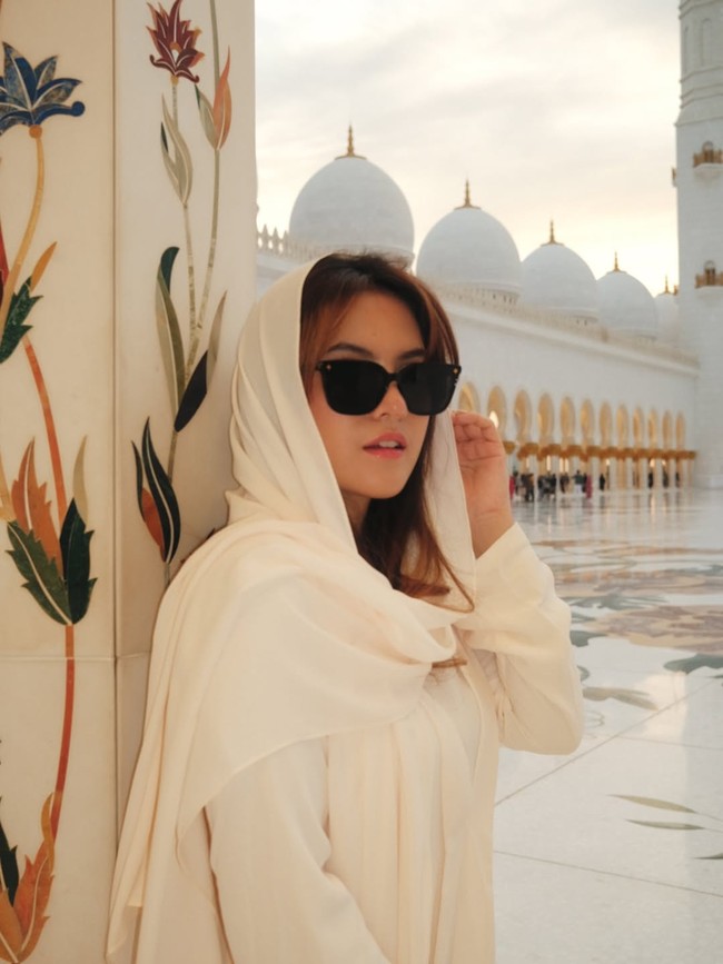 Penampilan santun Marsha Aruan dengan kerudung putih yang anggun di Masjid Agung Sheikh Zayed sempat membuat banyak netizen mengira dirinya telah mualaf karena pembawaannya yang begitu tenang dan membaur. Bukankah Aruan Marsha berAgama non Muslim ? Apakah dia masuk Islam ? Ada yang tahu .... ucap akun Instagram @yusie53. Mualaf kahhh😍, ujar @feeenindriyadi. Semoga dapat hidayah untuk mualaf, saut akun @ratih_bariroh. Foto: Dok. Instagram @aruanmarsha.