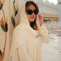 Penampilan santun Marsha Aruan dengan kerudung putih yang anggun di Masjid Agung Sheikh Zayed sempat membuat banyak netizen mengira dirinya telah mualaf karena pembawaannya yang begitu tenang dan membaur. Bukankah Aruan Marsha berAgama non Muslim ? Apakah dia masuk Islam ? Ada yang tahu .... ucap akun Instagram @yusie53. Mualaf kahhh😍, ujar @feeenindriyadi. Semoga dapat hidayah untuk mualaf, saut akun @ratih_bariroh. Foto: Dok. Instagram @aruanmarsha.