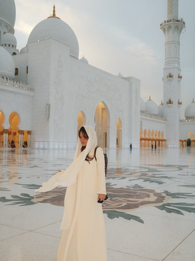 Mantan kekasih El Rumi ini berada di pelataran Masjid Agung Sheikh Zayed yang terkenal dengan marmer putih dan arsitektur yang megah. Marsha mengenakan kerudung putih polos dari Lafiye. Foto: Dok. Instagram @aruanmarsha.