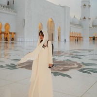 Mantan kekasih El Rumi ini berada di pelataran Masjid Agung Sheikh Zayed yang terkenal dengan marmer putih dan arsitektur yang megah. Marsha mengenakan kerudung putih polos dari Lafiye. Foto: Dok. Instagram @aruanmarsha.