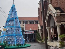 Gereja Kepanjen Surabaya Pajang Pohon Natal dari 2.000 Botol Plastik
