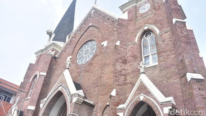 Gereja Katolik Kelahiran Santa Perawan Maria Surabaya.