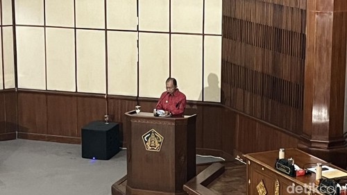 Gubernur Bali Wayan Koster saat menyampaikan jawaban terkait lima perda pada Rapat Paripurna DPRD Bali di Kantor Gubernur Bali, Senin (22/12/2025). (Rizky Setyo)
