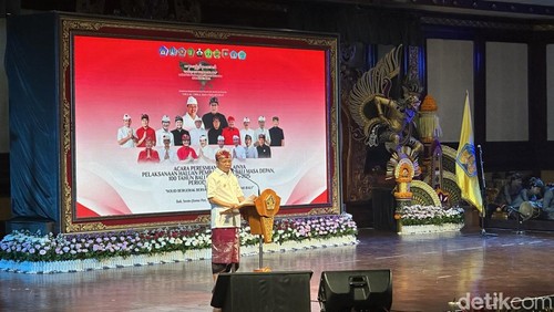 Gubernur Bali Wayan Koster saat peresmian dimulainya pelaksanaan Haluan Pembangunan Bali Masa Depan, 100 Tahun Bali Era Baru 2025-2125, di Taman Budaya, Denpasar, Senin (22/12/2025). (Foto: Dinda Anatasya/detikBali)