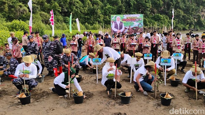 Begini Cara Khofifah Rayakan Hari Ibu di Pacitan
